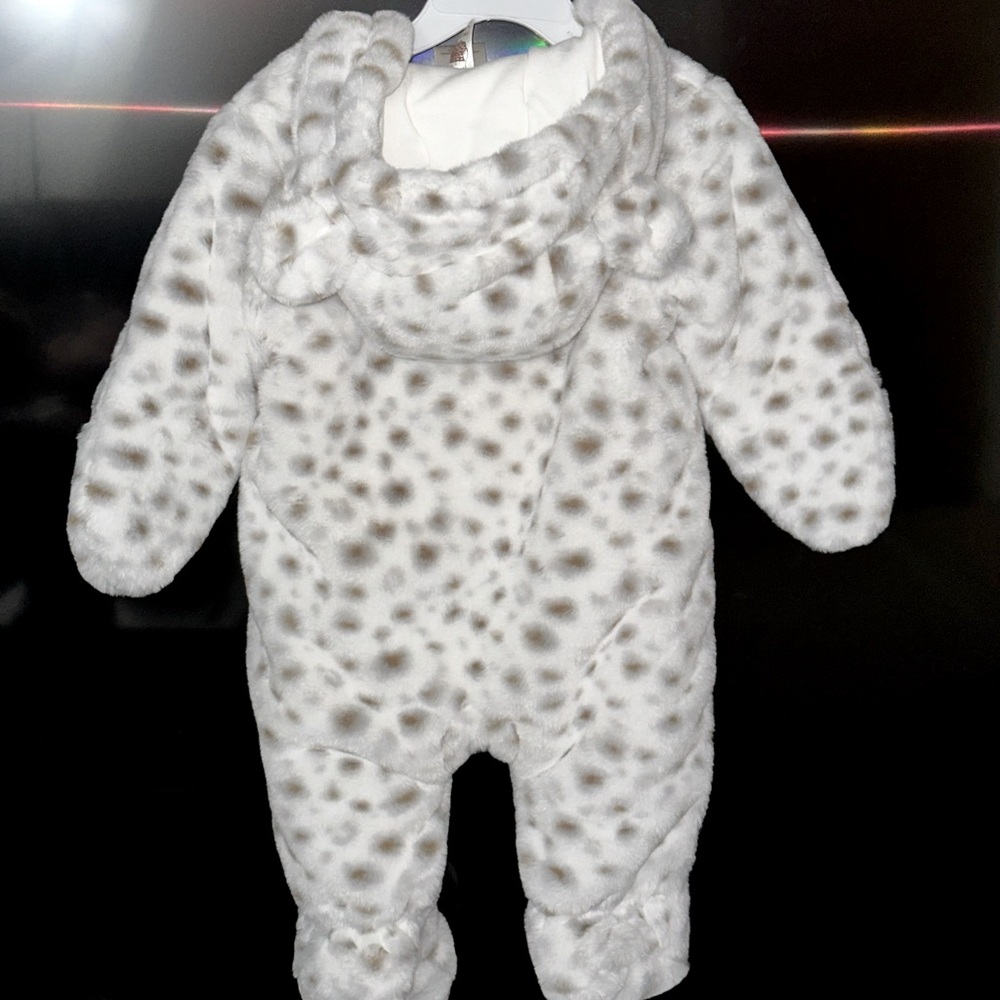 Beautiful, unisex, fuzzy winter jumpsuit for babies 6-9 months